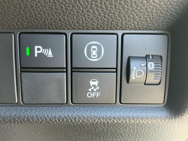 フィット ｅ：ＨＥＶリュクス　純正９インチナビ　フルセグＴＶ　Ｂカメラ　Ｂｌｕｅｔｏｏｔｈ　ＣＤ　ＤＶＤ　ハーフレザーシート　シートヒーター　ＬＥＤヘッドライト　アダプティブクルーズコントロール　レーンキープ　純正１６インチＡＷ（16枚目）