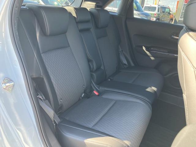 フィット ｅ：ＨＥＶリュクス　純正９インチナビ　フルセグＴＶ　Ｂカメラ　Ｂｌｕｅｔｏｏｔｈ　ＣＤ　ＤＶＤ　ハーフレザーシート　シートヒーター　ＬＥＤヘッドライト　アダプティブクルーズコントロール　レーンキープ　純正１６インチＡＷ（25枚目）