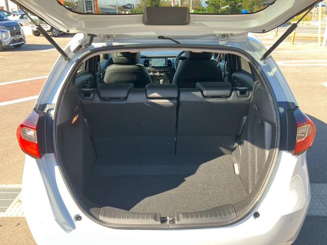 フィット ｅ：ＨＥＶリュクス　純正９インチナビ　フルセグＴＶ　Ｂカメラ　Ｂｌｕｅｔｏｏｔｈ　ＣＤ　ＤＶＤ　ハーフレザーシート　シートヒーター　ＬＥＤヘッドライト　アダプティブクルーズコントロール　レーンキープ　純正１６インチＡＷ（26枚目）