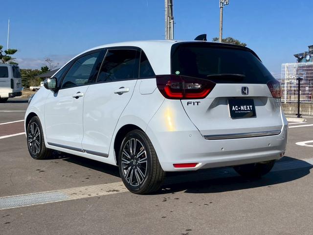 フィット ｅ：ＨＥＶリュクス　純正９インチナビ　フルセグＴＶ　Ｂカメラ　Ｂｌｕｅｔｏｏｔｈ　ＣＤ　ＤＶＤ　ハーフレザーシート　シートヒーター　ＬＥＤヘッドライト　アダプティブクルーズコントロール　レーンキープ　純正１６インチＡＷ（33枚目）