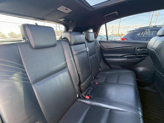 【リアシート】広々としているので後部座席の方も快適にドライブができます♪