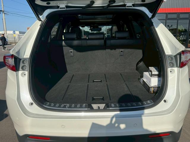 【パワーバックドア】荷物を抱えた状態でもスイッチ操作によるリアゲートの開閉が可能です！お買い物時やアウトドアの際に役立ちますね♪