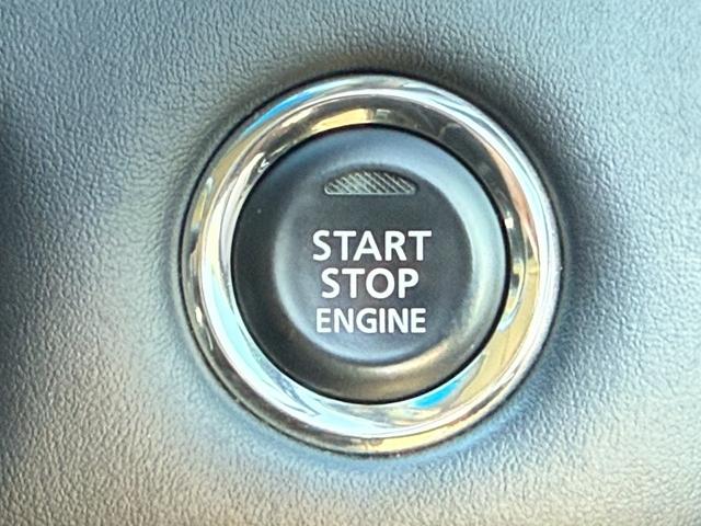 【スマートキー】バックやポケットに入れたままでもドアの開け閉めが可能なスマートキーを装備。エンジンのオン・オフ時もカギを取り出す必要が無いからとっても便利です♪