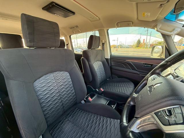 【フロントシート】使用頻度が高いからこそ気になるポイントの一つです。きれいな状態で目立つキズや汚れはありません。