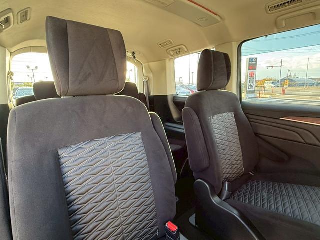【リアシート】広々としているので後部座席の方も快適にドライブができます♪