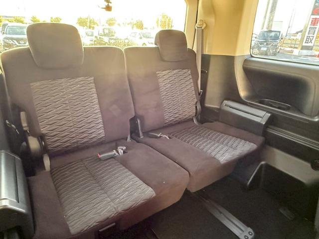 【リアシート】広々としているので後部座席の方も快適にドライブができます♪