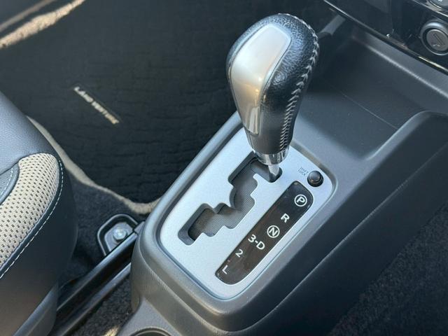 ジムニー ランドベンチャー 7インチナビ フルセグテレビ CD DVD シートヒーター パートタイム4WD ハーフレザーシート フォグランプ ドライブレコーダー Bluethooth 純正マッドガード 純正16インチAW ETC(11枚目)