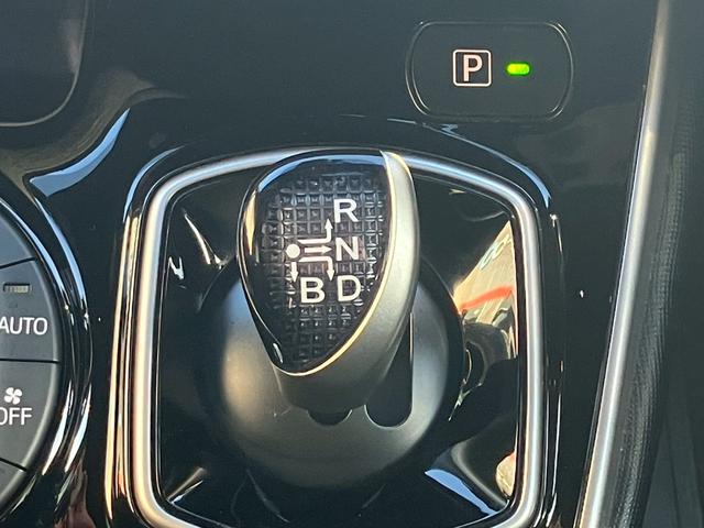 エスクァイア 　純正９インチナビ　純正１２インチフリップダウンモニター　シートヒーター　ハーフレザーシート　両側電動スライドドア　リアオートエアコン　ＡＣ１００Ｖ１５００Ｗ　バックモニター　トヨタセーフティーセンス（12枚目）