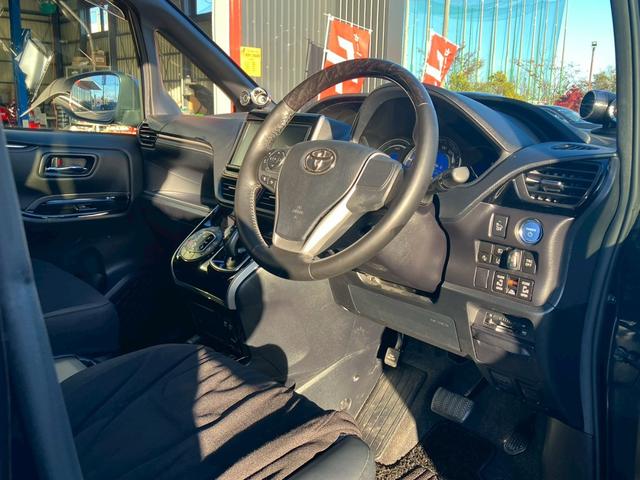 エスクァイア 　純正９インチナビ　純正１２インチフリップダウンモニター　シートヒーター　ハーフレザーシート　両側電動スライドドア　リアオートエアコン　ＡＣ１００Ｖ１５００Ｗ　バックモニター　トヨタセーフティーセンス（22枚目）