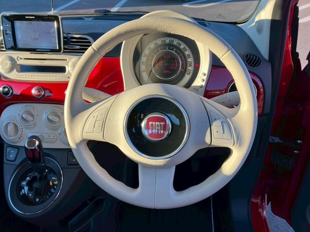 【ステアリングスイッチ】オーディオのボリュームの調節や、ラジオのチャンネルの変更、電話の受け取りなどを可能にします。運転中に目線を下げずに操作可能です。