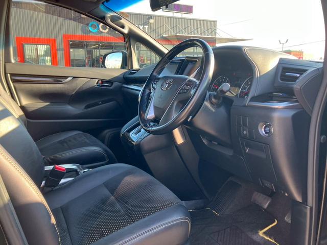 【フロントシート】使用頻度が高いからこそ気になるポイントの一つです。きれいな状態で目立つキズや汚れはありません。