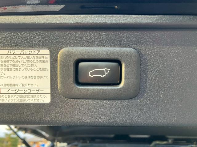 【パワーバックドア】荷物を抱えた状態でもスイッチ操作によるリアゲートの開閉が可能です！お買い物時やアウトドアの際に役立ちますね♪