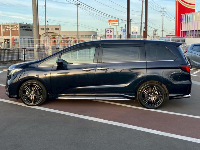 オデッセイハイブリッド ｅ：ＨＥＶアブソルート・ＥＸ　純正１０インチナビ　全周囲カメラ　フルセグＴＶ　Ｂｌｕｅｔｏｏｔｈ　純正後部座席モニター　ＡＣＣ　ドラレコ　両側電動スライドドア　パワーバックドア　Ｐシート　シートヒーター　Ｐアシスト　オットマン（5枚目）