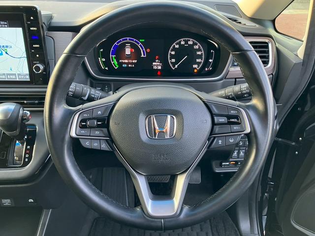 オデッセイハイブリッド ｅ：ＨＥＶアブソルート・ＥＸ　純正１０インチナビ　全周囲カメラ　フルセグＴＶ　Ｂｌｕｅｔｏｏｔｈ　純正後部座席モニター　ＡＣＣ　ドラレコ　両側電動スライドドア　パワーバックドア　Ｐシート　シートヒーター　Ｐアシスト　オットマン（9枚目）
