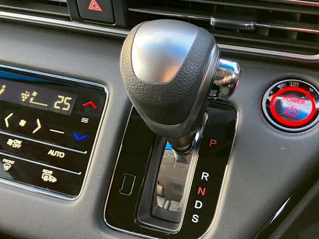 オデッセイハイブリッド ｅ：ＨＥＶアブソルート・ＥＸ　純正１０インチナビ　全周囲カメラ　フルセグＴＶ　Ｂｌｕｅｔｏｏｔｈ　純正後部座席モニター　ＡＣＣ　ドラレコ　両側電動スライドドア　パワーバックドア　Ｐシート　シートヒーター　Ｐアシスト　オットマン（15枚目）