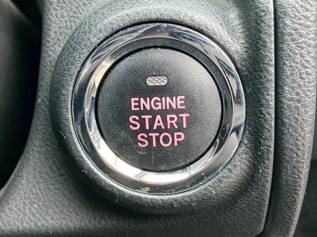 【スマートキー】バックやポケットに入れたままでもドアの開け閉めが可能なスマートキーを装備。エンジンのオン・オフ時もカギを取り出す必要が無いからとっても便利です♪