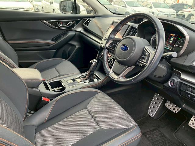 【ハーフレザーシート】革の持つ高級感や身体への馴染みやすさ、布が持つ通気性を両立した見た目も機能性も良い所の詰め合わせですね！！