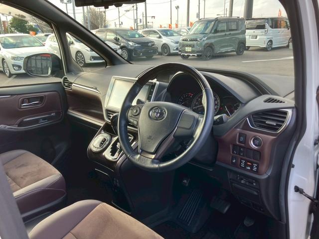 エスクァイア Ｇｉ　プレミアムパッケージ　純正１０インチナビ　純正１２．１インチフリップダウンモニター　フルセグＴＶ　バックカメラ　Ｂｌｕｅｔｏｏｔｈ　ハーフレザーシート　シートヒーター　ステアリングヒーター　クルーズコントロール　ＬＥＤ（22枚目）