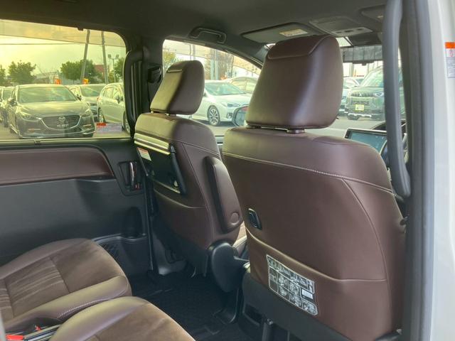 エスクァイア Ｇｉ　プレミアムパッケージ　純正１０インチナビ　純正１２．１インチフリップダウンモニター　フルセグＴＶ　バックカメラ　Ｂｌｕｅｔｏｏｔｈ　ハーフレザーシート　シートヒーター　ステアリングヒーター　クルーズコントロール　ＬＥＤ（24枚目）