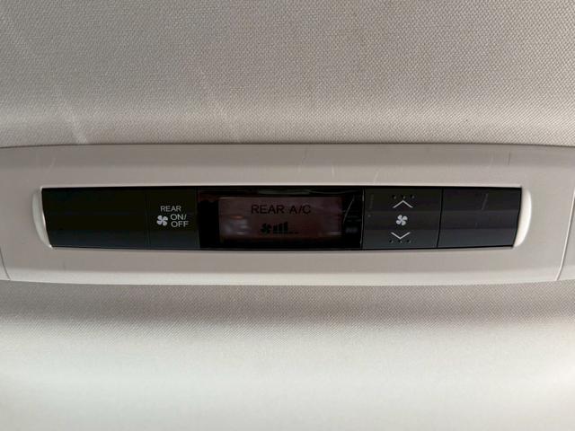 【リアオートエアコン】オートエアコンは温度を設定すれば自動で快適な状態をキープしてくれるので運転中の温度操作が減り安全面でも安心ですね。
