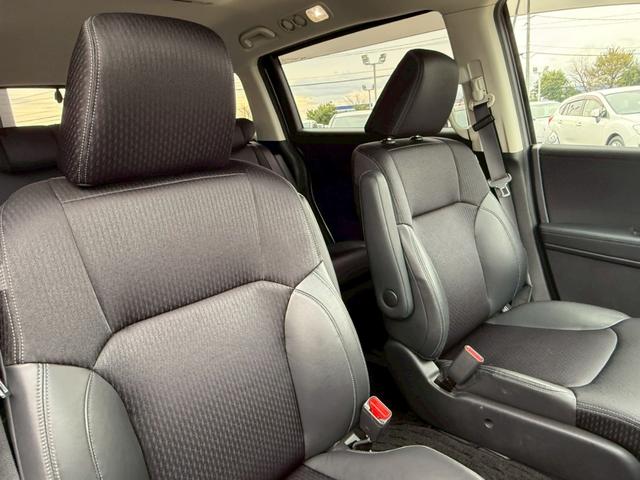 【フロントシート】使用頻度が高いからこそ気になるポイントの一つです。きれいな状態で目立つキズや汚れはありません。