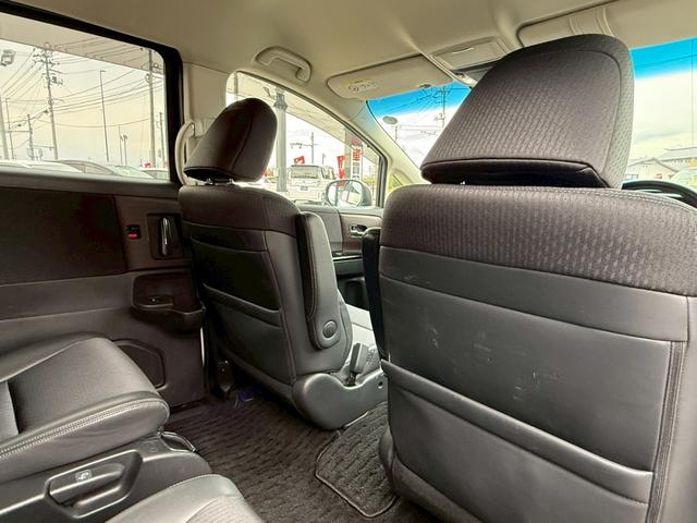 【リアシート】広々としているので後部座席の方も快適にドライブができます♪
