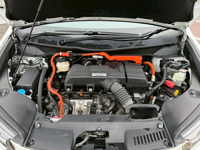 【エンジンルーム】不具合はなく良好な状態です。エンジンルームをきれいにしておくと万が一のトラブル時に点検しやすくなるので、日ごろからの清掃がおススメです。