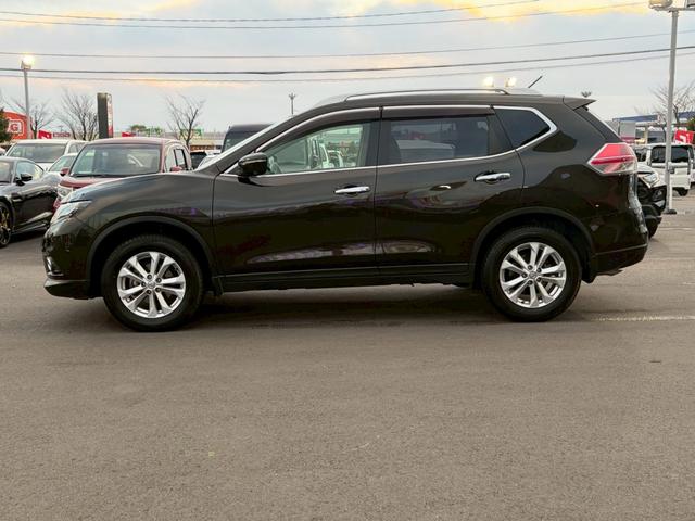 エクストレイル ２０Ｘ　エマージェンシーブレーキパッケージ　パノラマミックガラスルーフ　純正７インチナビ　コネクトナビシステム　アラウンドビューモニター　ルーフレール　クルーズコントロール　Ｂｌｕｅｔｏｏｔｈ　ＤＶＤ　ハーフレザーシート　純正アルミ　ＥＴＣ（5枚目）