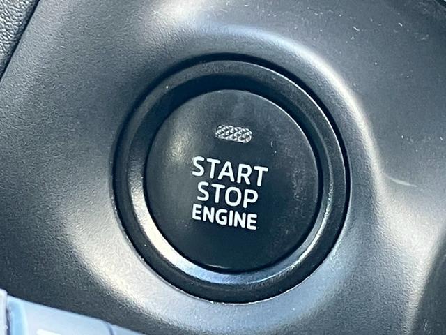 【スマートキー】バックやポケットに入れたままでもドアの開け閉めが可能なスマートキーを装備。エンジンのオン・オフ時もカギを取り出す必要が無いからとっても便利です♪