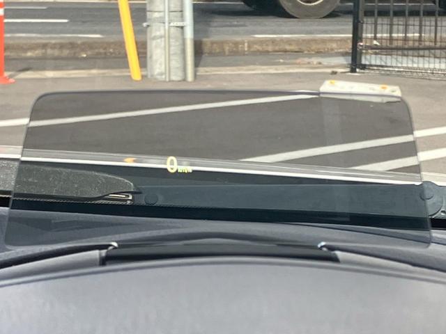 【ヘッドアップディスプレイ】現在の車速表示や目的地へのルート案内やメディア関連のリストを表示する事が可能です。視線移動を減らす事によりドライブに集中して頂けます。