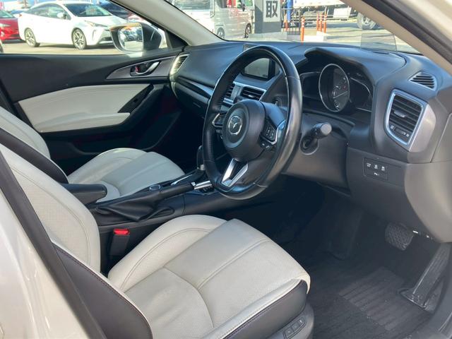 【フロントシート】使用頻度が高いからこそ気になるポイントの一つです。きれいな状態で目立つキズや汚れはありません。