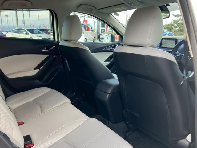 【リアシート】広々としているので後部座席の方も快適にドライブができます♪