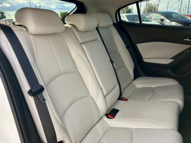 【リアシート】広々としているので後部座席の方も快適にドライブができます♪