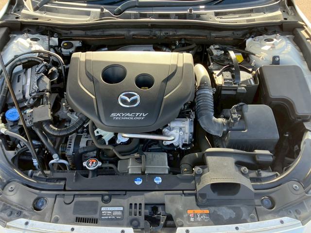 【エンジンルーム】不具合はなく良好な状態です。エンジンルームをきれいにしておくと万が一のトラブル時に点検しやすくなるので、日ごろからの清掃がおススメです。