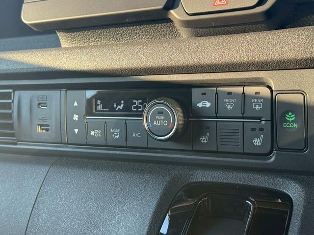 N-BOXカスタム ターボ 純正9インチナビ 両側電動スライドドア アラウンドビューモニター シートヒーター フルセグTV CD DVD USBポート パドルシフト 踏み間違防止 ドライブレコーダー ACC ホンダセンシング(13枚目)