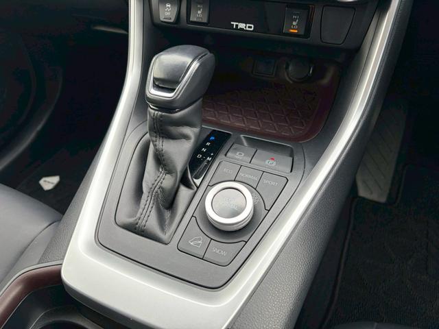 ＲＡＶ４ Ｇ　Ｚパッケージ　ＴＲＤエアロ　純正９インチナビ　フルセグＴＶ　Ｂｌｕｅｔｏｏｔｈ　ＤＶＤ　ＥＴＣ　デジタルインナーミラー　ブラインドスポットモニター　純正１９インチアルミホイール　バックカメラ　ＬＥＤヘッドライト（14枚目）