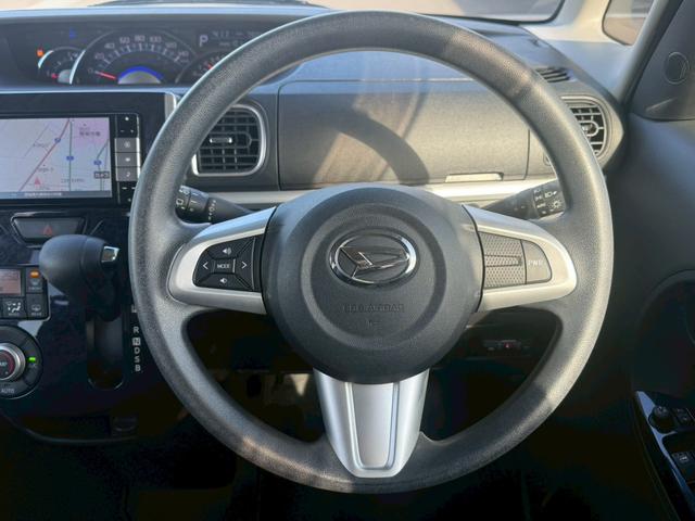 �y�X�e�A�����O�X�C�b�`�z�I�[�f�B�I�̃{�����[���̒��߂�A���W�I�̃`�����l���̕ύX�A�d�b�̎󂯎��Ȃǂ��\�ɂ��܂��B�^�]���ɖڐ����������ɑ���\�ł��B