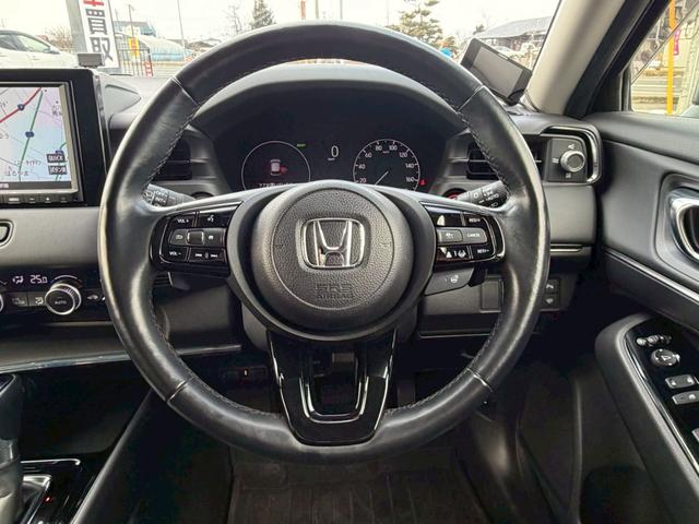 �y�X�e�A�����O�X�C�b�`�z�I�[�f�B�I�̃{�����[���̒��߂�A���W�I�̃`�����l���̕ύX�A�d�b�̎󂯎��Ȃǂ��\�ɂ��܂��B�^�]���ɖڐ����������ɑ���\�ł��B