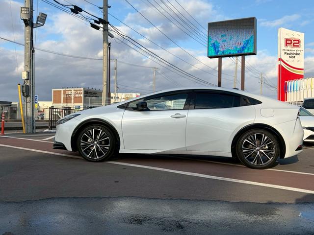 プリウス Ｚ　クリアランスソナー　純正ナビ　全周囲カメラ　アダプティブクルーズコントロール　デジタルインナーミラー　ブラインドスポットモニター　パワーバックドア　シートヒーター　シートベンチレーション　ＥＴＣ２．０（5枚目）