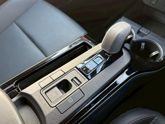 プリウス Ｚ　クリアランスソナー　純正ナビ　全周囲カメラ　アダプティブクルーズコントロール　デジタルインナーミラー　ブラインドスポットモニター　パワーバックドア　シートヒーター　シートベンチレーション　ＥＴＣ２．０（15枚目）