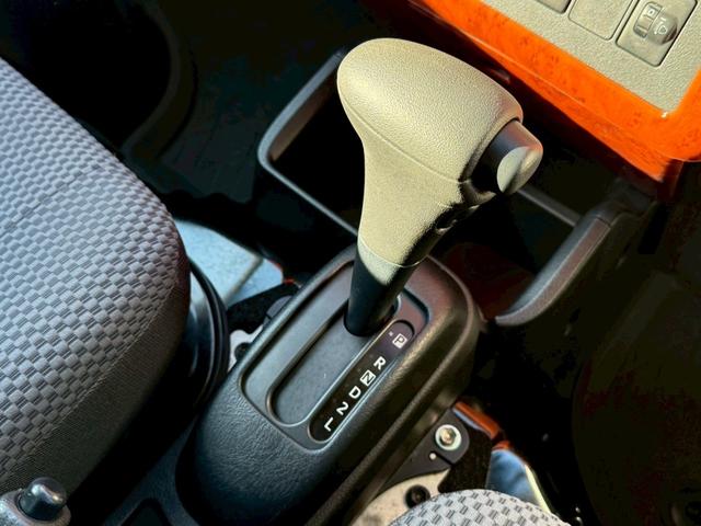 ハイゼットトラック ジャンボＳＡＩＩＩｔ　Ｐａｎａｓｏｎｉｃ７インチナビ　衝突軽減ブレーキ　横滑り防止装置　レベライザー　ＬＥＤ荷台作業灯　シートカバー　純正ステアリング付き　Ｂｌｕｅｔｈｏｏｔｈ　フルセグＴＶ　スペアキー　フォグランプ（11枚目）