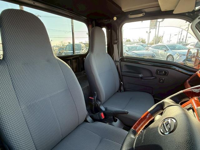 ハイゼットトラック ジャンボＳＡＩＩＩｔ　Ｐａｎａｓｏｎｉｃ７インチナビ　衝突軽減ブレーキ　横滑り防止装置　レベライザー　ＬＥＤ荷台作業灯　シートカバー　純正ステアリング付き　Ｂｌｕｅｔｈｏｏｔｈ　フルセグＴＶ　スペアキー　フォグランプ（17枚目）