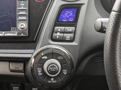 【オートエアコン】オートエアコンは温度を設定すれば自動で快適な状態をキープしてくれるので運転中の温度操作が減り安全面でも安心ですね。 7