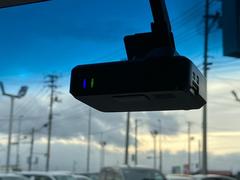 【ドライブレコーダー】愛車に取り付けることで映像と音声を記録してくれるドライブレコーダーは、事故の際に確かな証拠能力を発揮してくれます。 7