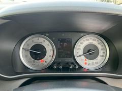 【ステアリングスイッチ】オーディオのボリュームの調節や、ラジオのチャンネルの変更、電話の受け取りなどを可能にします。運転中に目線を下げずに操作可能です。 3