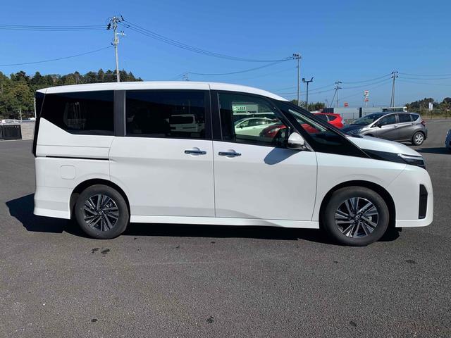 セレナ ハイウェイスターV ドライブレコーダー ETC バックカメラ ナビ クリアランスソナー 衝突被害軽減システム 両側電動スライドドア LEDヘッドランプ スマートキー アイドリングストップ 電動格納ミラー 3列シート(4枚目)