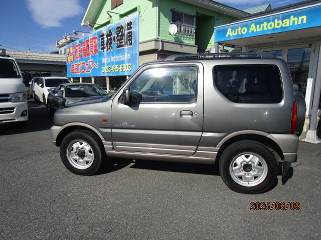 ジムニー ランドベンチャー　４ＷＤ　ＥＴＣ　ＡＷ　ＰＳ　ＰＷ　ＡＢＳ　５速マニュアル車　衝突安全ボディ　運転席エアバッグ　助手席エアバッグ　キーレスエントリー（5枚目）