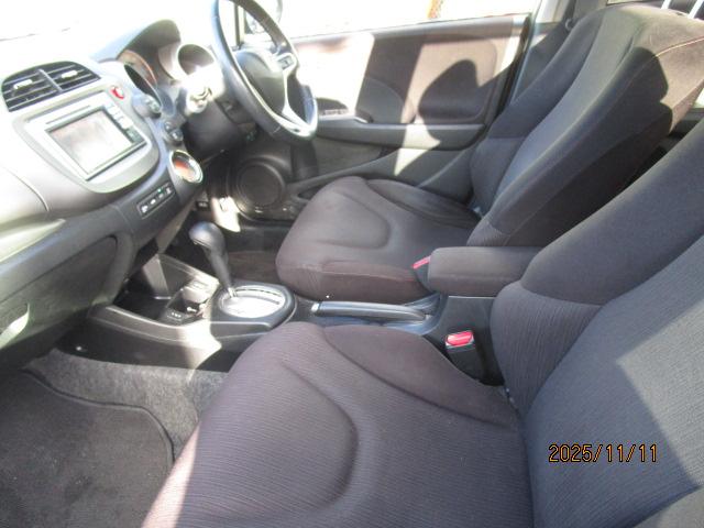 フィット Ｘ　４ＷＤ　ナビ　ワンセグ　Ｂカメラ　ＥＴＣ　ＰＳ　ＰＷ　ＡＢＳ（13枚目）