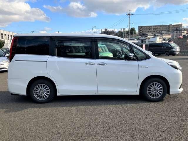 エスクァイア ハイブリッドＧｉ　ブラックテーラード　ワンオーナー／禁煙車／セーフティセンスＣ／アルパインフリップダウンモニター／両側電動スライドドア／アルパインナビ／フルセグＴＶ／ＤＶＤ／Ｂｌｕｅｔｏｏｔｈ／バックカメラ／ＬＥＤヘッドライト／ＥＴＣ／（7枚目）