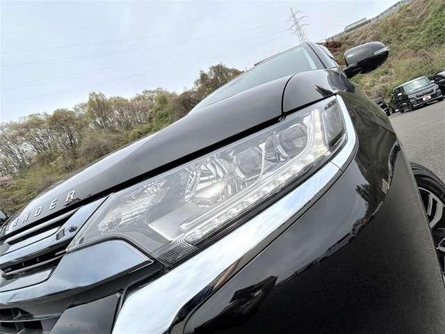 アウトランダーＰＨＥＶ Ｇナビパッケージ　４ＷＤ　４ＷＤ／禁煙車／２７年後期型／Ｅアシスト／マルチアラウンドモニター／純正ナビ／フルセグＴＶ／ＤＶＤ／Ｂｌｕｅｔｏｏｔｈ対応／ＬＥＤヘッドライト／オートライト／純正アルミ／シートヒーター／パワーシート／（13枚目）
